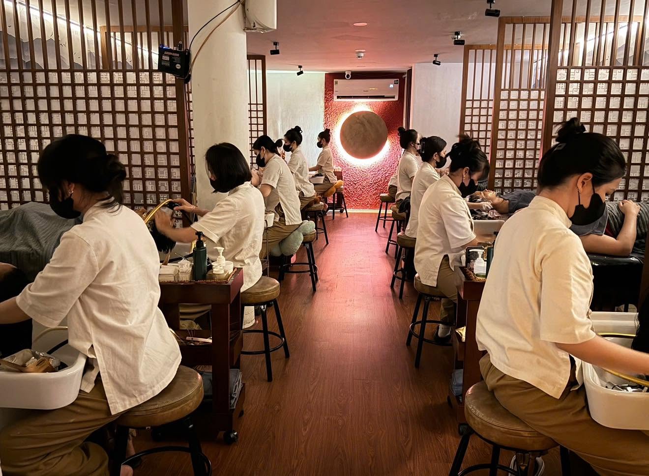 Kỹ thuật viên chuyên nghiệp - Massage Nguyệt Lâu
