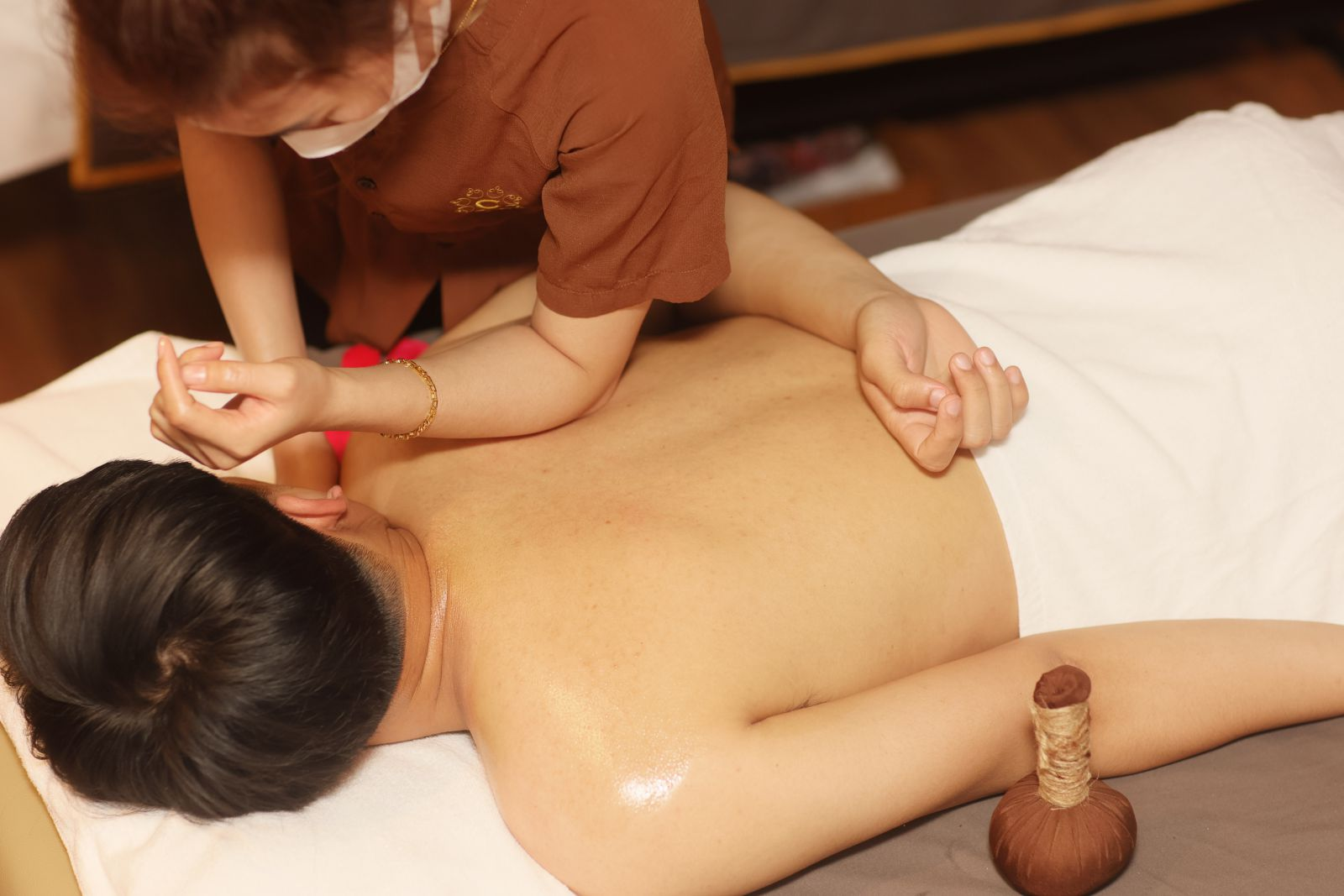 Quy Trình Massage Body Thư Giãn Tái Tạo Năng Lượng 6 Bước Tại Nguyệt Lâu