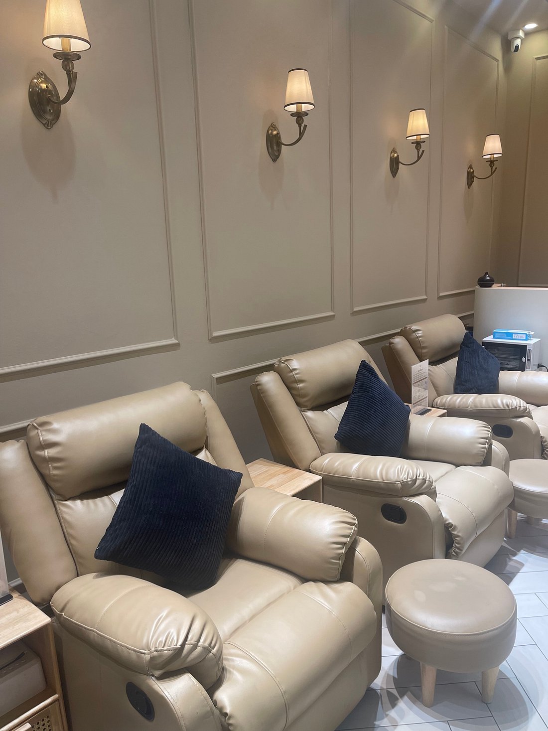 W Nail Lounge And Hair Spa
