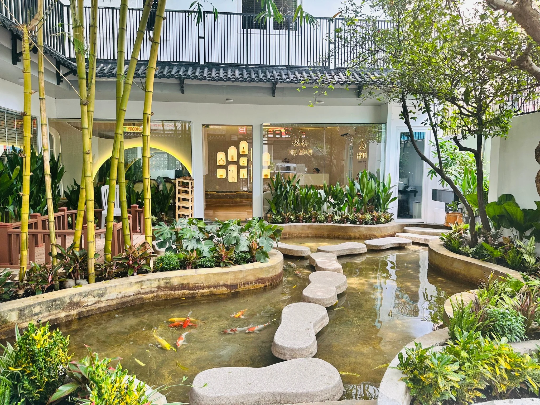 Hạ Spa - Green Garden and Koi Pond Ambiance
