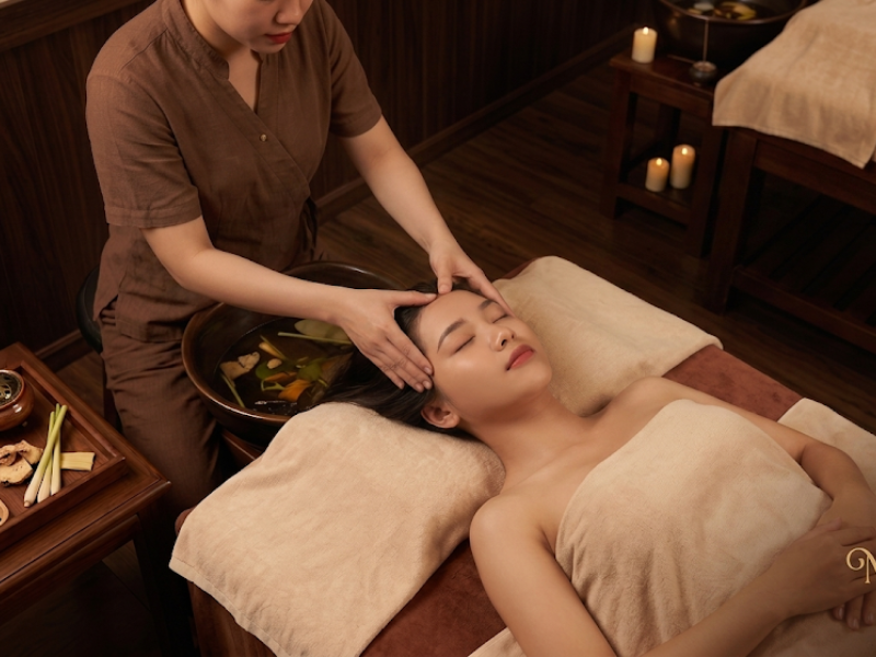 Bước 1 Quy trình Gội Đầu Dưỡng Sinh Tại Nguyệt Lâu